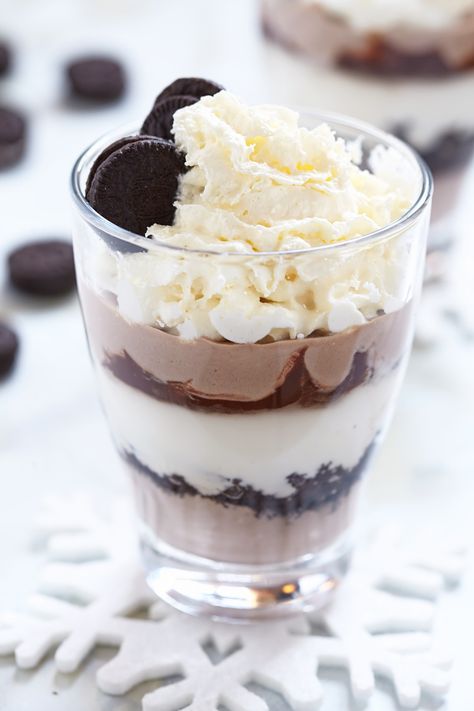 Ideas for Hosting a Black & White Party Academy Awards Party Food, Oreo Parfait, Dessert No Bake, Yogurt Parfait Recipe, Parfait Desserts, Pumpkin Pudding, Parfait Recipes, Kid Desserts, Oreo Dessert