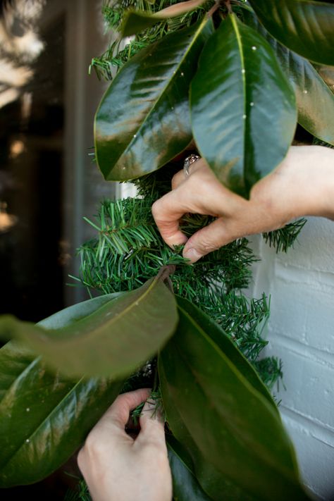 Garland With Magnolia Leaves, Fresh Magnolia Garland, Christmas Decorating With Magnolia Leaves, Magnolia And Pine Garland, Magnolia Leaf Garland Christmas, Decorate With Magnolia Leaves, Diy Magnolia Garland Christmas Decor, How To Make A Magnolia Garland, Cedar And Magnolia Garland