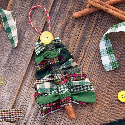 Love this primitive twist on our Scrap Ribbon Tree Ornaments...using flannel, homespun fabric, and cinnamon sticks! Stick Christmas Tree, Fabric Tree, Fabric Christmas Trees, Homespun Fabric, Fun Christmas Crafts, Quilted Christmas Ornaments, Scrap Fabric, Christmas Ornament Pattern, Primitive Crafts