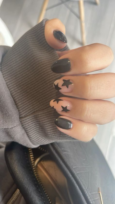 Senior Nails Ideas 2025, Black Nails Stars, Brown Star Nails, Simple Star Nails, Nail Designs Grunge, School Nails Ideas, Nails Ideas Black, Tomboy Nails, Black Star Nails