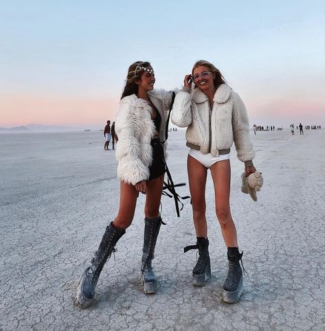 Burning Man Fashion Woman, Burning Man Festival Outfits, Edc Fits, Burning Girl, Men Festival Outfit, Burner Girls, Burning Man Girls, Afrika Burn, Festival Hats