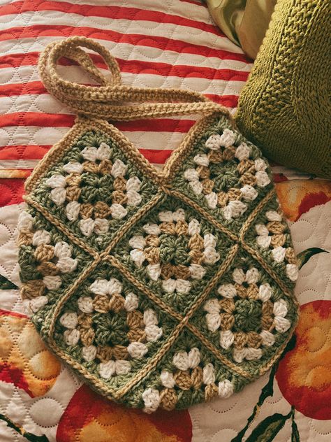 13 granny squares :))) 13 Granny Square Bag, Crochet Motives, Crocheted Bags, Granny Square Bag, Granny Squares, Square Bag, Crochet Ideas, Crochet Clothes, Granny Square