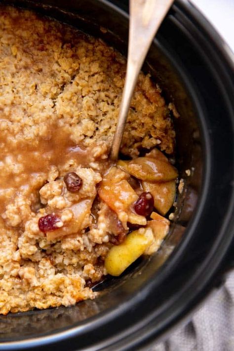 Crock Pot Oatmeal, Breakfast Crockpot, Crockpot Oatmeal, Slow Cooker Oatmeal, Oatmeal Apple, Crockpot Apple, Breakfast Crockpot Recipes, Apple Cinnamon Oatmeal, Slow Cooker Breakfast