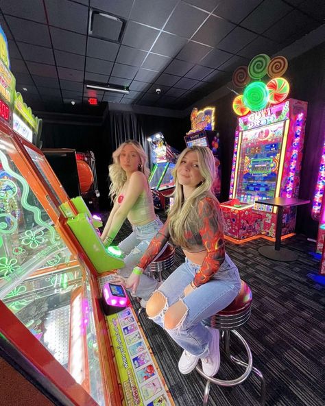 Arcade Photoshoot Outfit, Arcade Game Photoshoot, Arcade Instagram Pictures, Arcade Picture Ideas, Arcade Aesthetic Outfit, Arcade Aesthetic Photoshoot, Arcade Pictures, Arcade Outfit Ideas, Arcade Pics