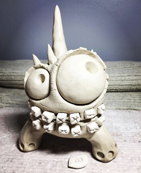 Clay Gargoyles, Caricature Sculpture, Clay Doh, Ceramic Monsters, High School Ceramics, Pottery Pinch Pot, Ceramic Pinch Pots, Clay Monsters, Coil Pottery