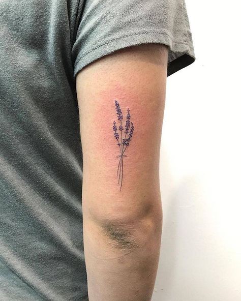 Lavender wreath tattoo on the back of the right arm. Black Flowers Tattoo, Wreath Tattoo, Mother Nature Tattoos, Lavender Tattoo, Muster Tattoos, Disney Tattoo, Flower Tattoo Sleeve, Dainty Tattoos, Eye Tattoo