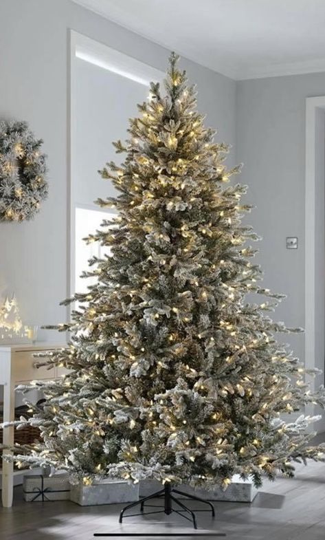 Fraser Fir Christmas Tree, Glamorous Christmas, Snowy Christmas Tree, Christmas Tree With Snow, Snow Flock, Fir Christmas Tree, Unique Christmas Trees, Christmas Tree Inspiration, Cool Christmas Trees