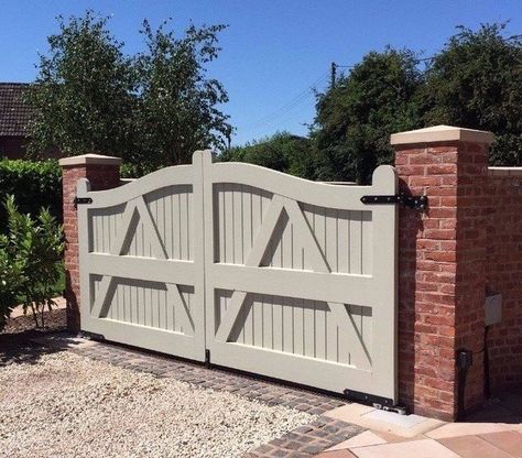 White double gates with diamond details Double Gates Driveway, Cottage Driveway Gate, Cottage Gates Driveway, White Gates Entrance, Front Gates Entrance, Drive Way Gates, Sliding Wooden Gates, Modern Door Design Interior, Wooden Farm Gates