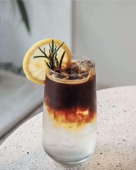 Coffee Trends, Coffee Tonic, Espresso Tonic, Summer Coffee Drinks, Cold Green Tea, Cola Syrup, Tonic Drink, Speciality Coffee Shop, Blue Bottle Coffee