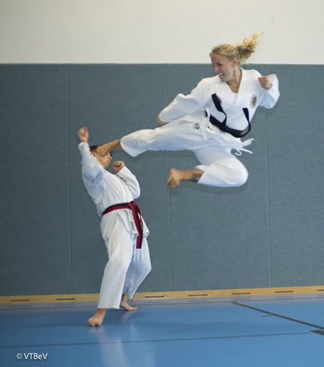 Flying Kick Pose Reference, Drop Kick Pose, Ninja Poses, Martial Arts Poses, Martial Arts Reference, Flying Kick, 100 Poses, Karate Women, Female Martial Arts