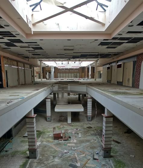 Abandoned Malls, Dead Malls, Abandoned City, Glass Elevator, Akron Ohio, Shopping Malls, Abandoned Buildings, Retail Space, Abandoned Places