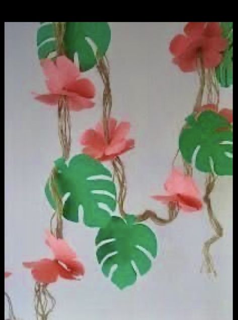 Jungle Garland, Tropisk Fest, Festa Moana Baby, Jungle Theme Classroom, Jungle Decorations, Moana Birthday Party, Hawaiian Chicken, Fiesta Tropical, Hawaii Party