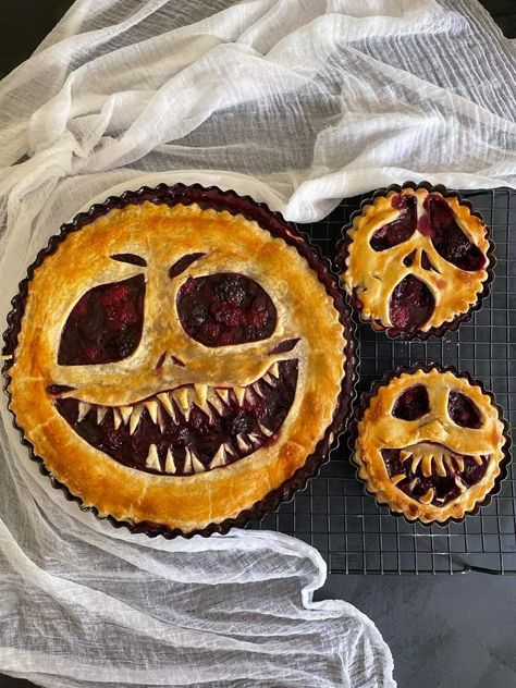 When its spooky and its creepy, you need to get the dessert to go with all that. Happy Halloween 2022! Halloween Tart Recipe, Halloween Sweet Food Ideas, Spooky Pies For Halloween, Creepy Pie Crust, Creepy Face Pie, Halloween Recipes For Party, Halloween Pie Recipes, Creepy Pie Face, Halloween Pies Ideas