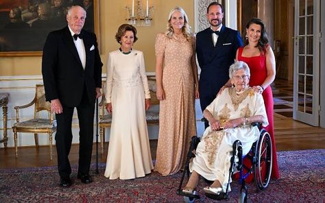 Norwegian Royalty, Royal Family Pictures, Danish Royal Family, Olympic Athletes, Printed Gowns, European Royalty, Gala Dinner, Red Gowns, Royal House