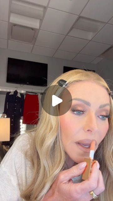 Kelly Ripa on Instagram: "No, I didn’t get lip fillers. This is the lip trick you monsters." Kelly Ripa Makeup, Lip Lines Get Rid Of, Lip Tricks, Kelly Ripa Hair, Lip Liner Tips, Upper Lips, Silver Haired Beauties, Lip Tips, Makeup Area