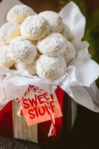 Almond Snowball Cookies, Christmas Biscuits Recipe, Snowball Cookies Recipe, Snowball Cookie Recipe, Cookie Recipe Video, Russian Tea Cake, Delicious Christmas Cookies, Easy Christmas Cookie Recipes, Christmas Biscuits