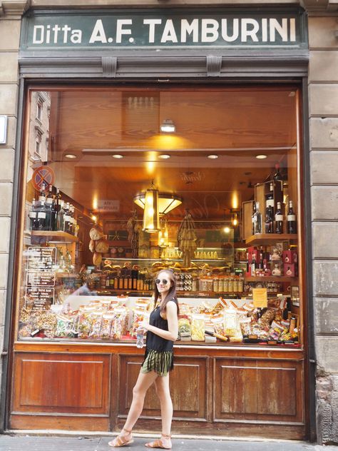 Where to eat and go shopping in Bologna? Thanks to some local friends I can share with you my tips in this food and shopping guide for Bologna. Beside my pictures giving you some impressions of the city of Bologna, this article is my Bologna Guide for nice restaurants and Aperitivo bars, but also where to go shopping Bologna Restaurants, Tuscany Wine Tasting, Bologna Food, Italy Restaurant, Tuscany Wine, Elba Island, Italian Street, Bologna Italy, Italian Fashion Brands