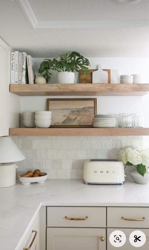 Boho Coffee Bar, Kitchen Shelf Styling, Model Dapur, Kitchen Floating Shelves, Kitchen Shelf Decor, Floating Shelves Kitchen, Kitchen Inspiration Design, Kitchen Style, Kitchen Styling