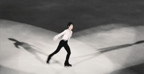 Yuzuru Hanyu Delayed Axel, Ballet Stretches, Male Figure Skaters, Figure Skating Outfits, Skate Gif, Shoma Uno, Gamer Boy, Ice Skaters, Ice Skate