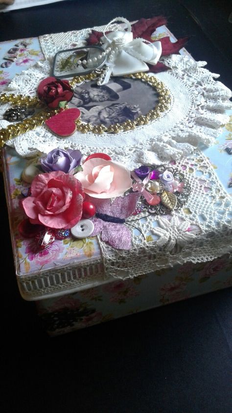 Shoe Box Ideas Diy, Decorated Shoe Boxes, Shoe Box Decorating Ideas, Shoe Box Art, Shoe Box Crafts, Random Crafts, Box Decoration, Creative Shoes, Trash To Treasure