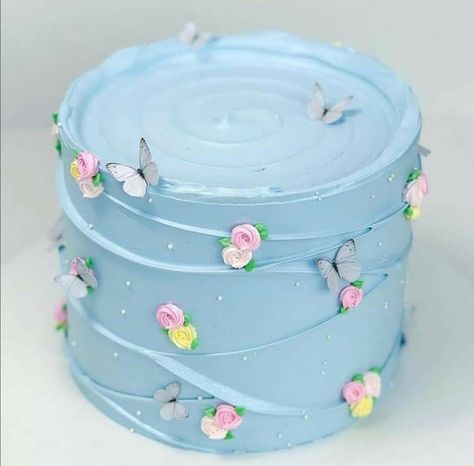 Butterfly Birthday Cakes, Cake With Flowers, Mini Torte, Simple Cake Designs, Mini Cakes Birthday, Creative Cake Decorating, Cake Decorating Frosting, Seni Dan Kraf, Beautiful Birthday Cakes