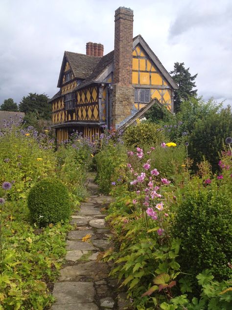 Visit an English Heritage property in Shropshire, Stokesay Castle Castle Gatehouse, Stokesay Castle, Historical Places To Visit, Garden Town, English Country Cottages, Sewing Crochet, Living In England, Great Hall, Historical Places