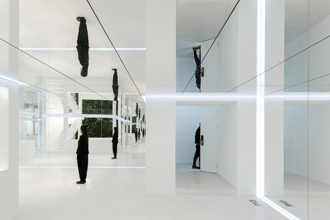 Gallery of Mirrors in Architecture: Possibilities of Reflected Space - 8 Mirror Garden, Vertical Plant Wall, Expensive Artwork, Monumental Architecture, Neoclassical Interior, Mirror Room, Venue Rental, Circular Mirror, Space Photos