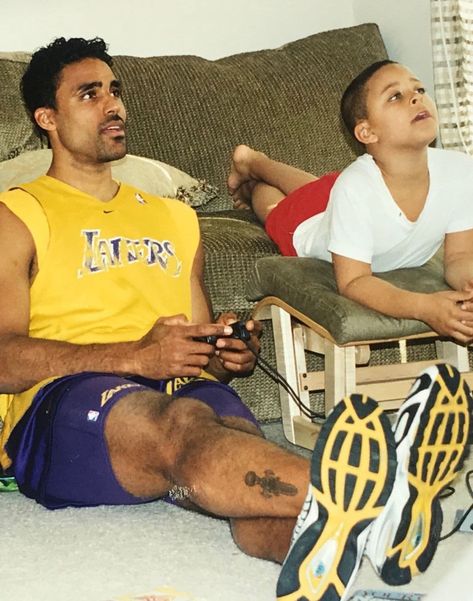 Rick Fox 90s, Rick Fox, Parenting Pictures, Kids Sand, Parenting Videos, National Basketball Association, Boy Mom, Boston Celtics, Basketball Players