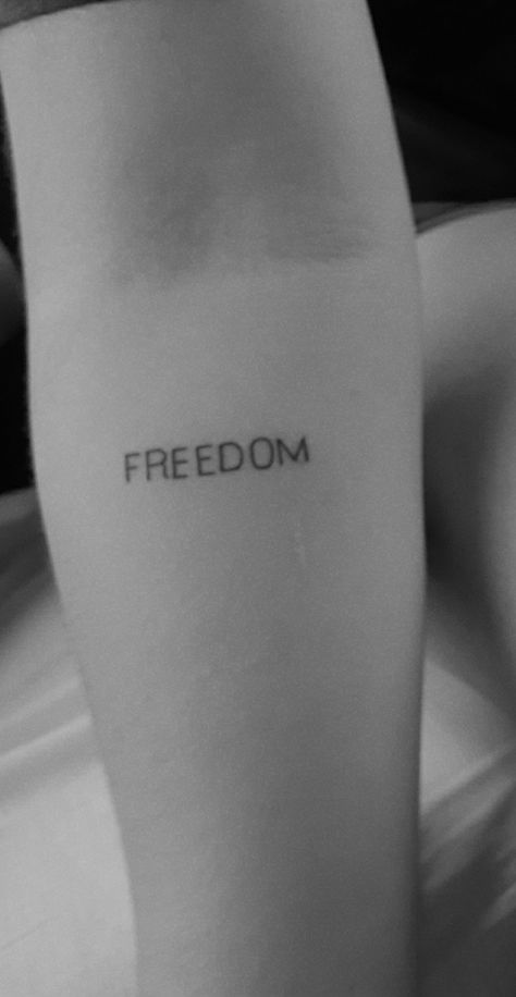 Tatoos Freedom Symbols, Freedom Calligraphy, Tattoos Freedom, Hand Written Tattoos, Tattoo Ideas Realistic, Small Tattoo Stencils, Drawings Tattoo Ideas, Art Drawings Tattoo, Artist Tattoo Ideas