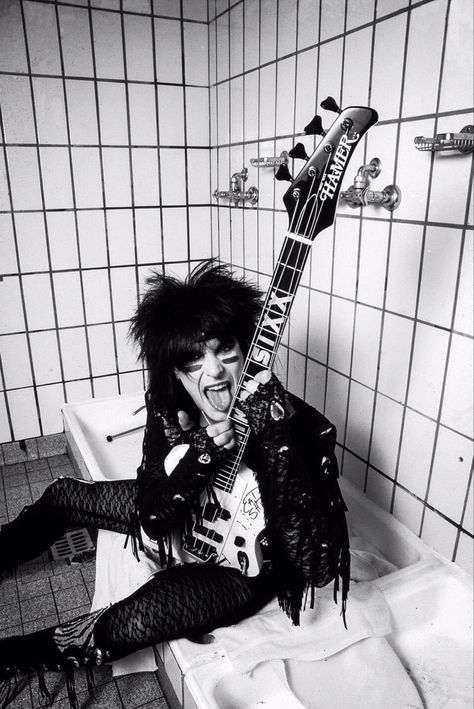 Black And White Rockstar Photos, Motley Crue Poster, Motley Crue Nikki Sixx, Vince Neil, Motley Crüe, 80s Bands, Nikki Sixx, Glam Metal, Tommy Lee