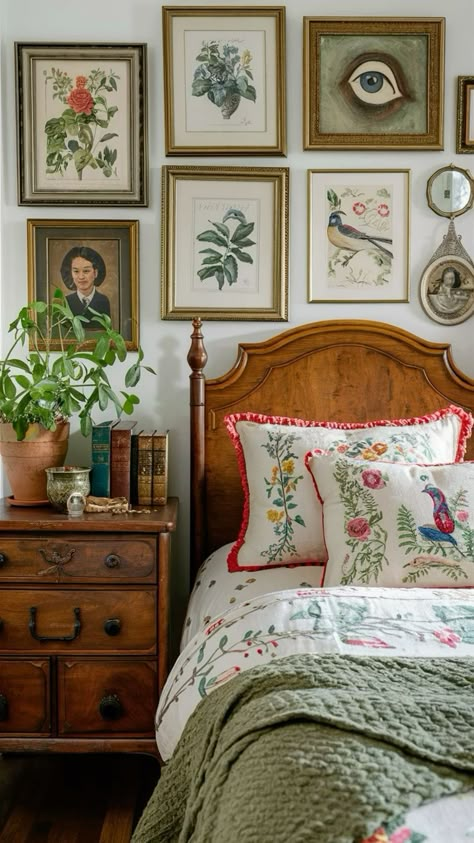 Bedroom Inspo Bohemian, Eclectic Retro Bedroom, Eclectic Antique Bedroom, Parisian Eclectic Bedroom, British Interior Design Bedroom, Colourful Vintage Bedroom, Adding Color To Apartment, Eclectic Interior Design Vintage Bedroom, French Bedroom Aesthetic Vintage