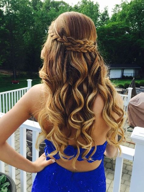 10 peinados fáciles para graduación ¡robarás miradas en la fiesta! | Mujer de 10 Teen's Hairstyles, Dance Hairstyles, Prom Hairstyles For Long Hair, 2015 Hairstyles, Hoco Hair, Formal Hairstyles, Long Curly Hair, Homecoming Hairstyles, Down Hairstyles