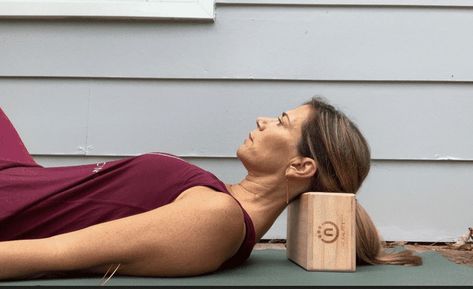 Yoga Block Stretches, Block Stretches, Stiff Neck Stretches, Yoga Blocks Stretches, Stretching Exercises For Back, Stretches For Neck, Yoga Medicine, Neck Pain Yoga, Yoga Blocks Exercises