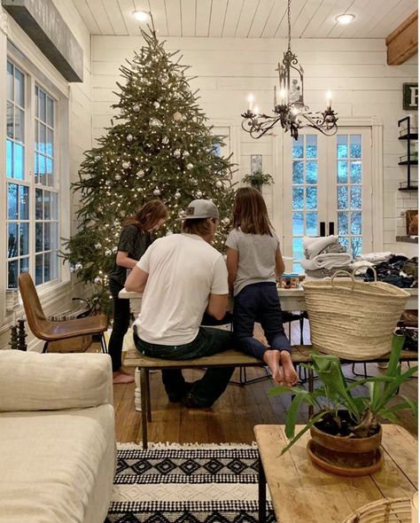 via | joanna gaines Joanna Gaines Mantle, Stile Joanna Gaines, Joanna Gaines Family, Joanna Gaines Christmas, Living Room Joanna Gaines, Joanna Gaines Kitchen, Joanna Gaines Design, Joanna Gaines House, Joanne Gaines