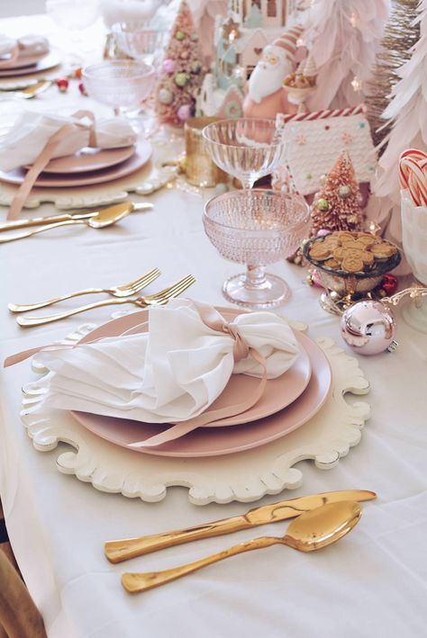 Pink Christmas Table Decorations: A Pink Wonderland Dinner Pink Christmas Table Decor, Pink Christmas Table Setting, Pink Christmas Table, Pink Wonderland, Christmas Table Decorations Centerpiece, Rose Gold Christmas Decorations, Christmas Table Decorations Diy, Table Rose, Christmas Table Setting