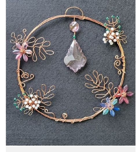 Aluminum Wire Art, Wire Wrapped Suncatcher, Wire Flowers Tutorial, Wire Art Ideas, Beaded Wreaths, Bead Trees, Beaded Wire Art, Crystal Suncatchers Diy, Copper Wire Crafts