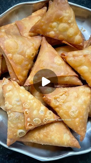 Taco Samosa, Samosa Recipe Videos, Onion Samosa, Fried Pastry, Potatoes And Vegetables, Happy Hour Food, Aloo Recipes, Samosa Recipe, Iftar Recipes