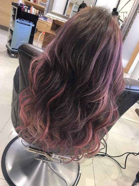 Brown And Pastel Hair, Pink Babylights On Dark Hair, Hair Color Ideas For Brunettes No Bleach, Short Dyed Hair Aesthetic, Light Pink Highlights In Black Hair, Pink And Blonde Highlights In Brown Hair, Fun Highlights For Brunettes, Pink Streaks In Black Hair, Frosted Tips Women Hair