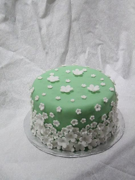 Green Cake. So simple and so easy to do. I did one like this in pink once. definitely a go-to design. Cake Ideas Green, Green Fondant Cake, Green Cakes Ideas, Simple Fondant Cake Ideas, Green Color Cake, Green Cake Decoration, Cute Green Cake, Green Cake Design Simple, Green Colour Cake