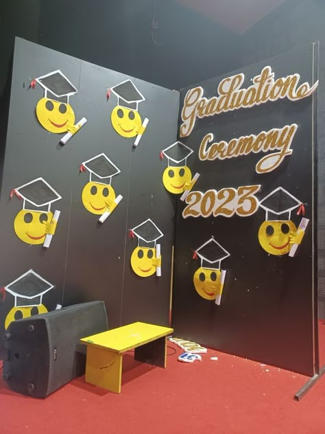 Graduation Day Cards For Kids, Graduation Board Decoration Ideas, Graduation Board Ideas Preschool, Annual Result Day Board Decoration, Graduation Day Decoration For Kids, Annual Result Day Decoration In School, Graduation Ceremony Decorations, Preschool Graduation Decorations, Farewell Decorations