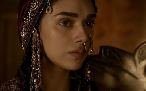 Aditi Rao Hydari as Mehrunisa in Padmaavat Bollywood Aesthetics, Aditi Rao Hydari, Aditi Rao, Desi Love, Female Faces, Indian Star, Indian Film, Vintage Bollywood, Desi Girl