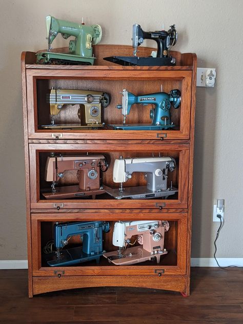 Sewing Machine Collection Display, Vintage Sewing Machine Display, Sewing Machine Display Ideas, Thrifted Craft Room, Victorian Sewing Room, Antique Craft Room, Antique Sewing Room, Sewing Machine Display, Vintage Craft Room