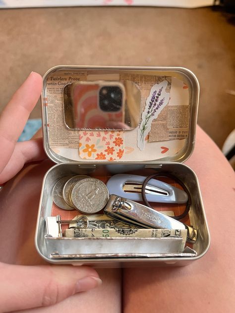 Mint Container Crafts, Tin Wallet Ideas, Metal Box Aesthetic, Trinket Box Ideas, Altoids Wallets, Altoid Wallet, Tin Wallet, Denise Mercedes, Wallet Inspiration