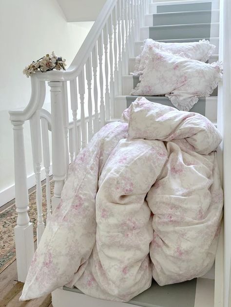 Shabby Chic Shabby Chic House, Ikat Bedding, Patty Smith, Shabby Chic Aesthetic, Fav Aesthetic, Lines Abstract, Simply Shabby Chic, Romantic Shabby Chic, Rachel Ashwell