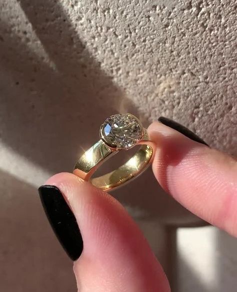 Frank Darling Custom Rings on Instagram: "Us when we see the engagement ring was customized with a thicker band: 😍😍😍😍😍⁠ ⁠ This round Plutch solitaire engagement ring deserves to be saved to your ring inspo folder for this fun play on shapes: a sweet 1.58ct round diamond and a 4mm square band.⁠ ⁠ The Ring:⁠ • The Plutch | Round with CUSTOM 4mm Square Band⁠ • 1.58ct Round Lab Diamond⁠ • D Color, VVS2⁠ • 7.5 x 7.0 mm⁠ • 18k Yellow Gold⁠ ⁠ #bezel #bezelsetting #rounddiamondring #roundcutdiamond #solitaireengagementring #engagementringdesign #engagementringinspiration #ringinspo #solitairering #halfbezel #engagementringideas⁠ ⁠ 𝐖𝐚𝐧𝐭 𝐭𝐨 𝐠𝐞𝐭 𝐬𝐭𝐚𝐫𝐭𝐞𝐝 𝐝𝐞𝐬𝐢𝐠𝐧𝐢𝐧𝐠 𝐲𝐨𝐮𝐫 𝐝𝐫𝐞𝐚𝐦 𝐫𝐢𝐧𝐠?⁠ 💌 Email us at hello@frankdarling.com⁠ 💍 Take the dream ring quiz, link in ou Round Diamond Engagement Rings Thick Band, Thicker Band Engagement Rings, Thick Band Engagement Ring Gold, 2024 Engagement Rings, Thick Gold Band Engagement Ring, Chunky Wedding Rings, Chunky Engagement Rings, Thick Band Engagement Ring, Frank Darling