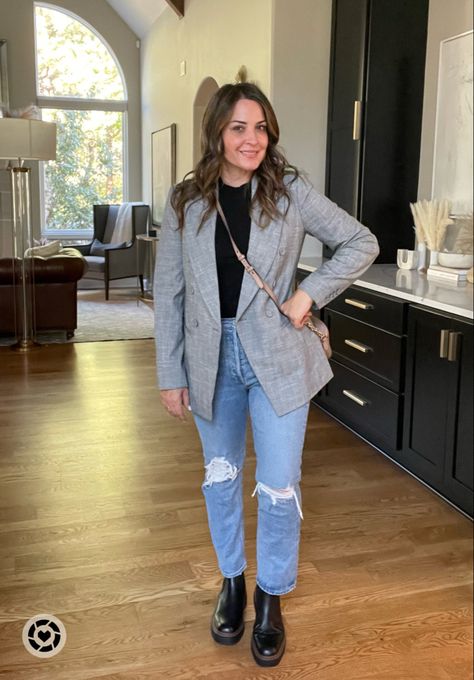 Oversized blazer, straight leg denim, lug sole boots, what to wear for fall, Lug Sole Chelsea Boots Outfit, Lug Sole Boots Outfit, Canvas Sneakers Outfit, Chelsea Boots Outfit, Straight Leg Jeans Outfits, Lug Boots, Lug Sole Boots, Canvas Boots, Outfit Women