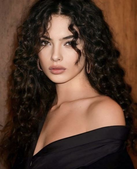 Deva Cassel, Dark Curly Hair, Brown Curly Hair, Asian Short Hair, Curly Hair Styles Easy, Black Curly Hair, Model Face, Monica Bellucci, Hair Photo