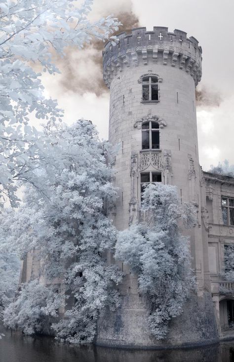 story inspiratio Vila Medieval, Abandoned Castles, Abandoned House, Chateau France, Abandoned Mansions, Foto Tips, Beautiful Castles, A Castle, Abandoned Buildings