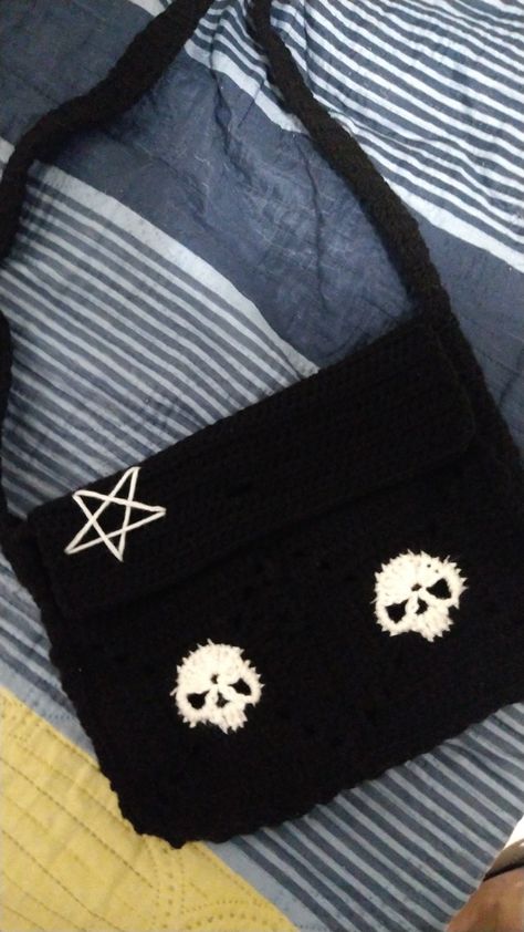 Goth Crochet, Creepy Aesthetic, Messanger Bag, Crochet Skull, Granny Square Crochet Patterns Free, Crochet Pillows, Crocheting Ideas, Crochet Patterns Free, Crochet Summer