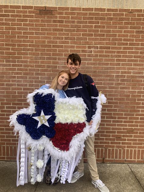 Texas Shaped Mum, Mum Making, Unique Homecoming Mums, Texas Shape, Texas Mums, Homecoming Mums Senior, Senior Homecoming, Texas Homecoming Mums, Homecoming Garter